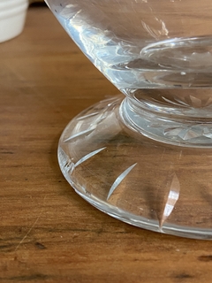 Jarra de vidrio tallada (mínimo detalle en la base, ver foto) - comprar online