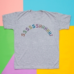 Remera Sssshhhhh! Gris.