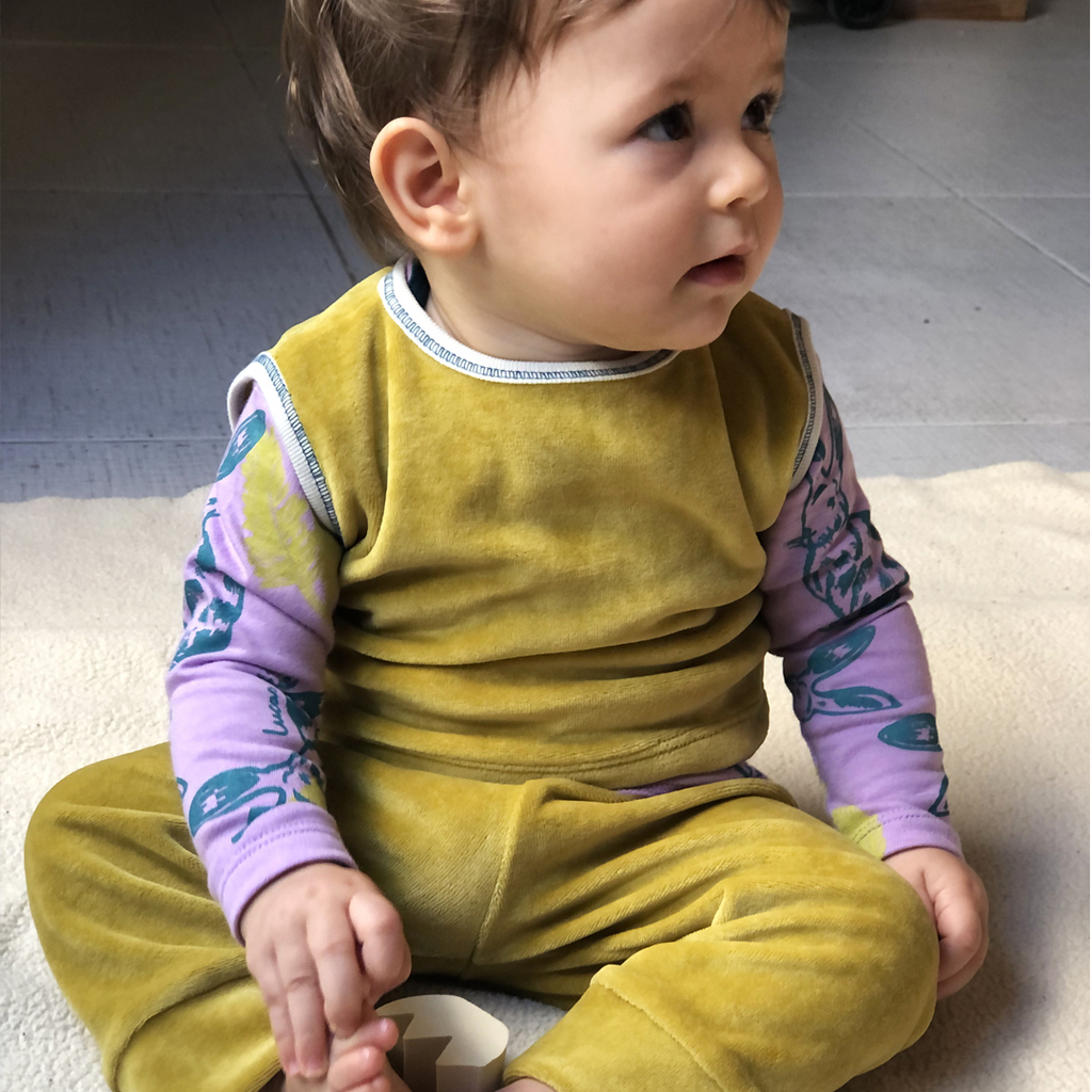 Chalecho plush ocre para bebes Suave y acogedor