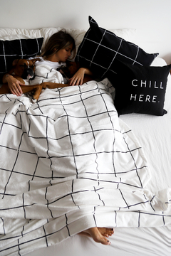 Almohadon Negro Chill Here Blanco en internet