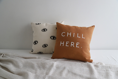 Almohadon Canela Chill Here Blanco en internet