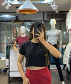 CAMISETA CROP TOP NEGRA