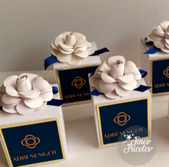 Caixa cubo 6x6x6cm com flor e laço (12 unidades) - comprar online