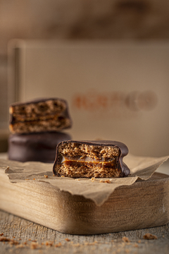 Alfajor bañado en chocolate negro relleno con dulce de leche