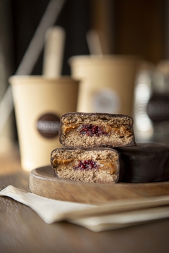 Alfajor de dulce de leche y frambuesa