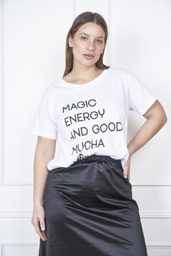 Remera MUCHA MAGIC ENERGY negro