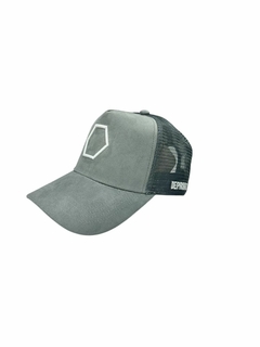 GORRA DPB GRIS GAMUZA LOGO BLANCO