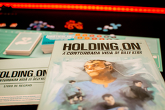 Holding On: A Conturbada Vida de Billy Kerr - loja online