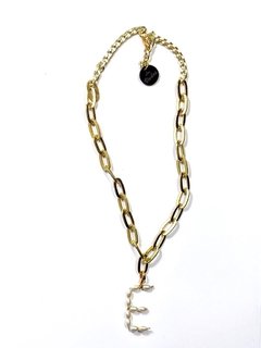Collar cadena y letra de perlas (a elección)