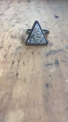 Anel triângulo Drusa metalizada