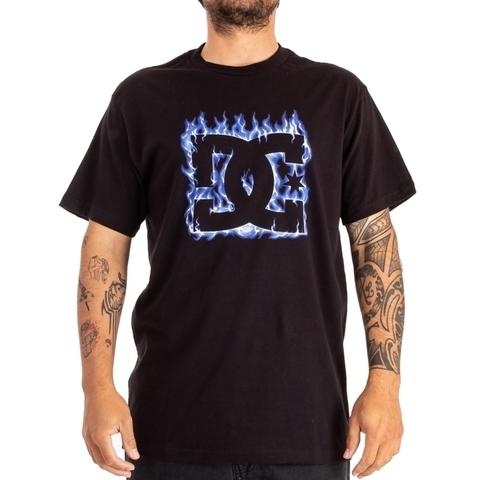 REMERA DC MC BLUE FLAME (NEG)