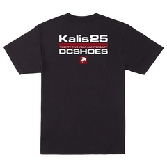 REMERA DC MC KALIS 25 (NEG) - comprar online