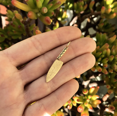 Cuchillo de bronce con textura en hoja y mango - Dije o Pin - LiMA