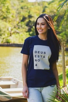 CAMISETA “DEUS ESTÁ NO BARCO” - UNISSEX