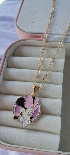 Colar Minnie Folheado com 1 milésimo de Ouro e verniz.