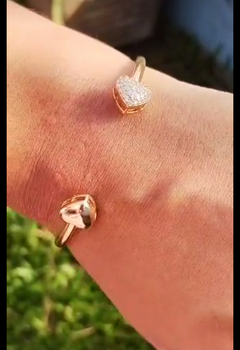 Bracelete Coração cravejado com Zircônias Folheado com 1 milésimo de Ouro mais verniz cataforetico