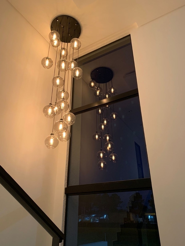 Lustre Pendente Sarvah 21 Globos Espelhado (Importado) Para Casas Pé Direito Duplo e Alto.
