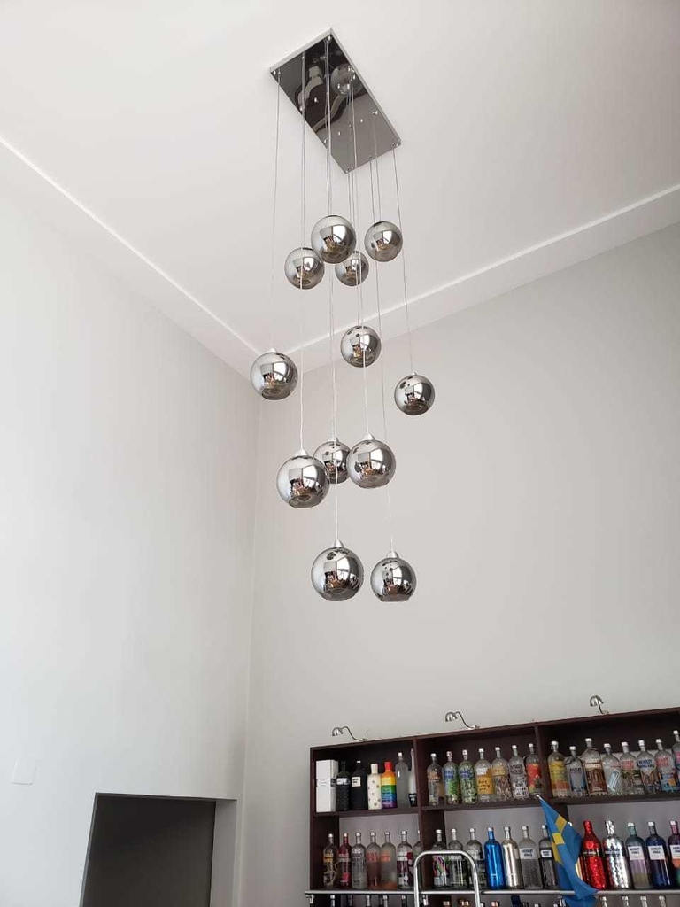 Lustre Pendente Sarvah 12 Globos Fumê Para Casas Pé Direito Duplo e Alto.