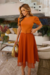 vestido midi de crepe laranja com saia em tule forrada.