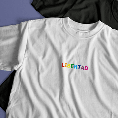 camiseta com escrita libertad em colorido