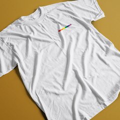 Camiseta com uma linha lgbt bordada