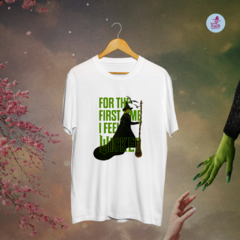 Camiseta Elphaba Feel Wicked na internet