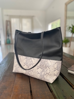 Tote Rosalía Negro con Reptil - comprar online