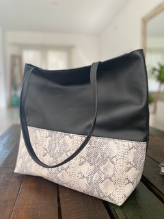 Tote Rosalía Negro con Reptil