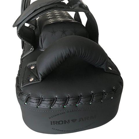 Thai Pad Aparador de Chute Curvado Iron Arm Double Black - IronArm | Equipamentos para Boxe, Jiu Jitsu, Muay Thai e MMA