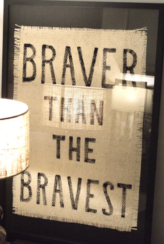 CUADRO CON MARCO DE MADERA + VIDRIO + RAFIA INTERVENIDA - MEDIDAS: 90X60 cm. - DISEÑO "BRAVER THAN THE BRAVEST"