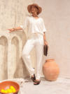 conjunto feminino em moletinho cor offwhite calça com bolsos laterais e cordão de ajuste e blusa gola v ampla manga 3/4 curta moderno atemporal prático