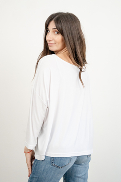 UNA REMERA BLANCA - TEE.