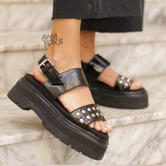 Sandalia de cuero con base martens y tira con tachas - comprar online