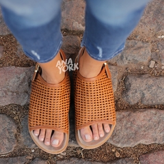 Sandalia de cuero base baja faja ancha calada - comprar online