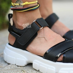 Sandalia deportiva tiras cruzadas detalle charol - comprar online