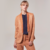 BLAZER ROBERTA RUSTICO GAMUZADO CAMEL en internet