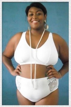 modelo usa sutiã plus size branco com colar de pérolas