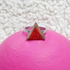 ANILLO PIEDRA TRIANGULO ROJO (G) (101)