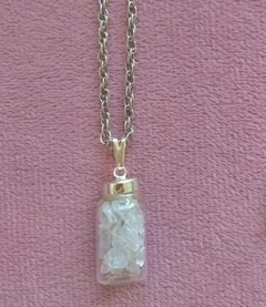 COLGANTE AMULETO CON PIEDRA CUARZO TRANSPARENTE