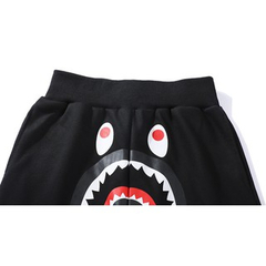 BERMUDA DE MOLETON BAPE SHARK PRETA (PRAZO DE ATÉ 20 DIAS PARA ENTREGA) FRETE GRÁTIS BR - loja online