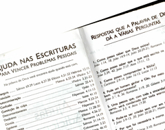 Imagem do Biblia sagrada com ajudas adicionais e harpa capa dura media feita de fé