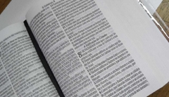 Biblia sagrada com ajudas adicionais capa dura media - ele vive - loja online
