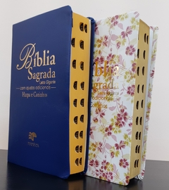 Bíblia do casal letra gigante com harpa luxo azul + floral rosa