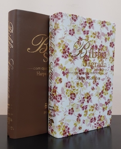 Bíblia do casal letra gigante com harpa luxo caramelo + floral rosa na internet