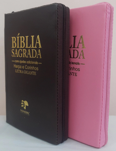 2 biblias com ajudas adicionais e harpa letra gigante - capa com ziper café + rosa lisa