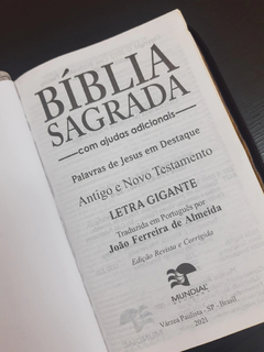 Bíblia sagrada com ajudas adicionais letra gigante - capa luxo caramelo - Mundial Records Editora