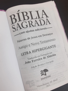 Bíblia sagrada com ajudas adicionais letra hipergigante - capa luxo azul marinho - Mundial Records Editora