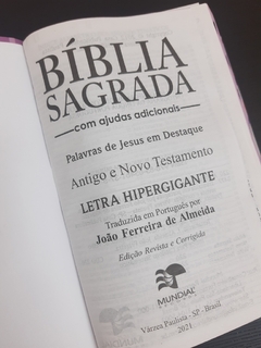 Bíblia sagrada com ajudas adicionais letra hipergigante - capa luxo marrom café - Mundial Records Editora