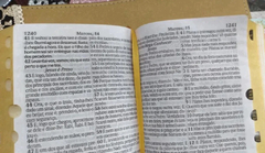 Bíblia do casal letra hipergigante com harpa capa luxo café + floral rosas - Mundial Records Editora