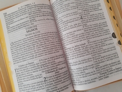 Bíblia sagrada com ajudas adicionais letra hipergigante - capa com zíper azul marinho - Mundial Records Editora